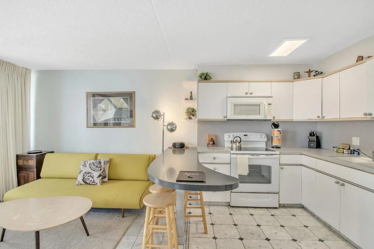 Apartment High Rise Ocean View Waikiki Condo, Free Parking & Wi-Fi Honolulu