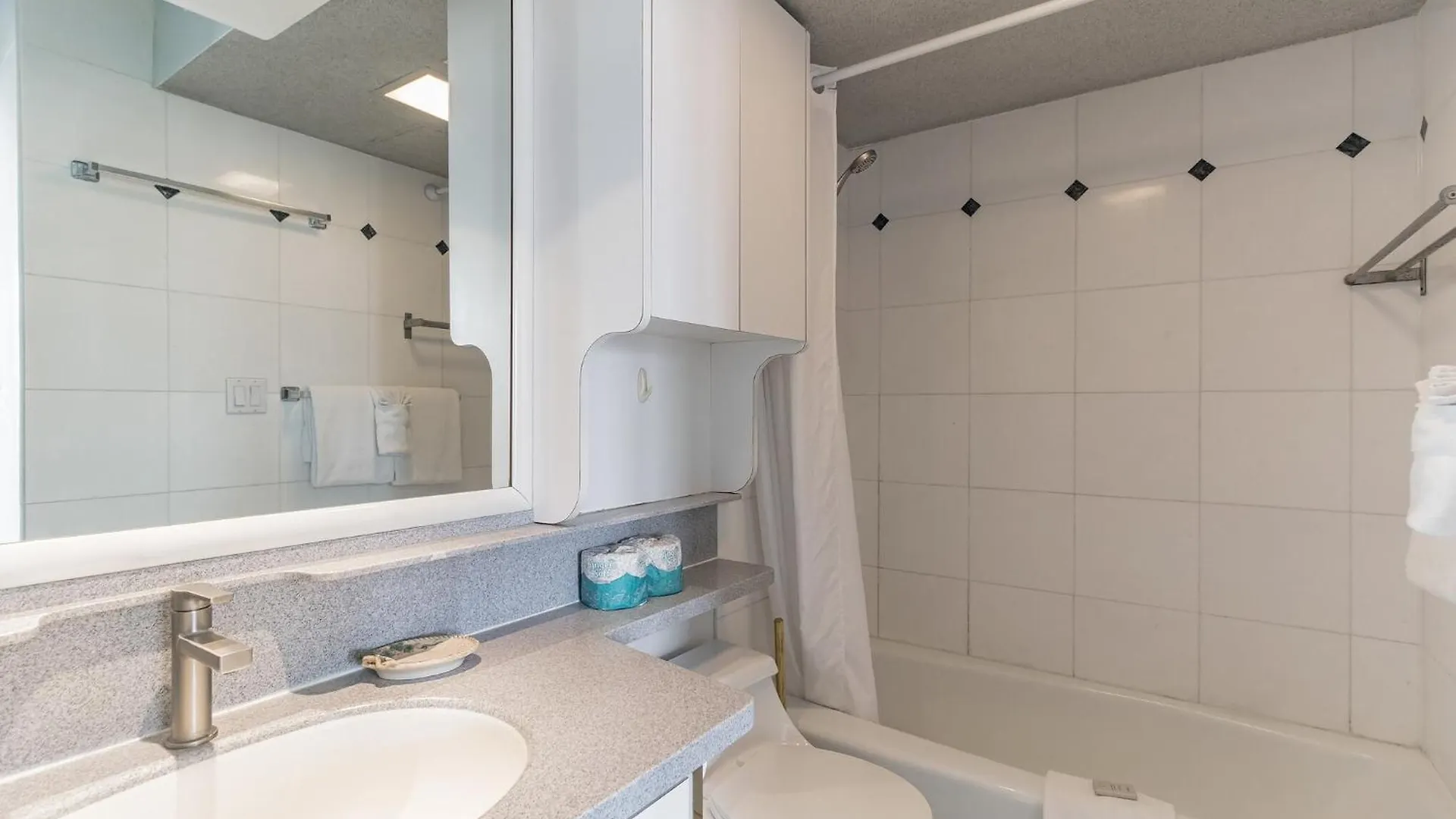High Rise Ocean View Waikiki Condo, Free Parking & Wi-Fi Honolulu Apartment